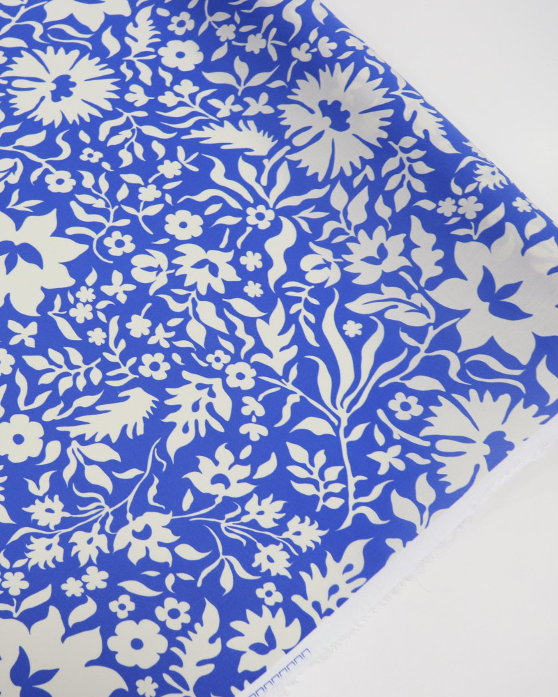 Tecido Crepe de Viscose Italiano Floral Azul e Offwhite