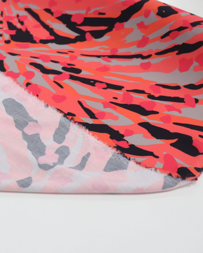 Tecido Viscose Italiano Estampa Abstrata Preto, Cinza e Coral