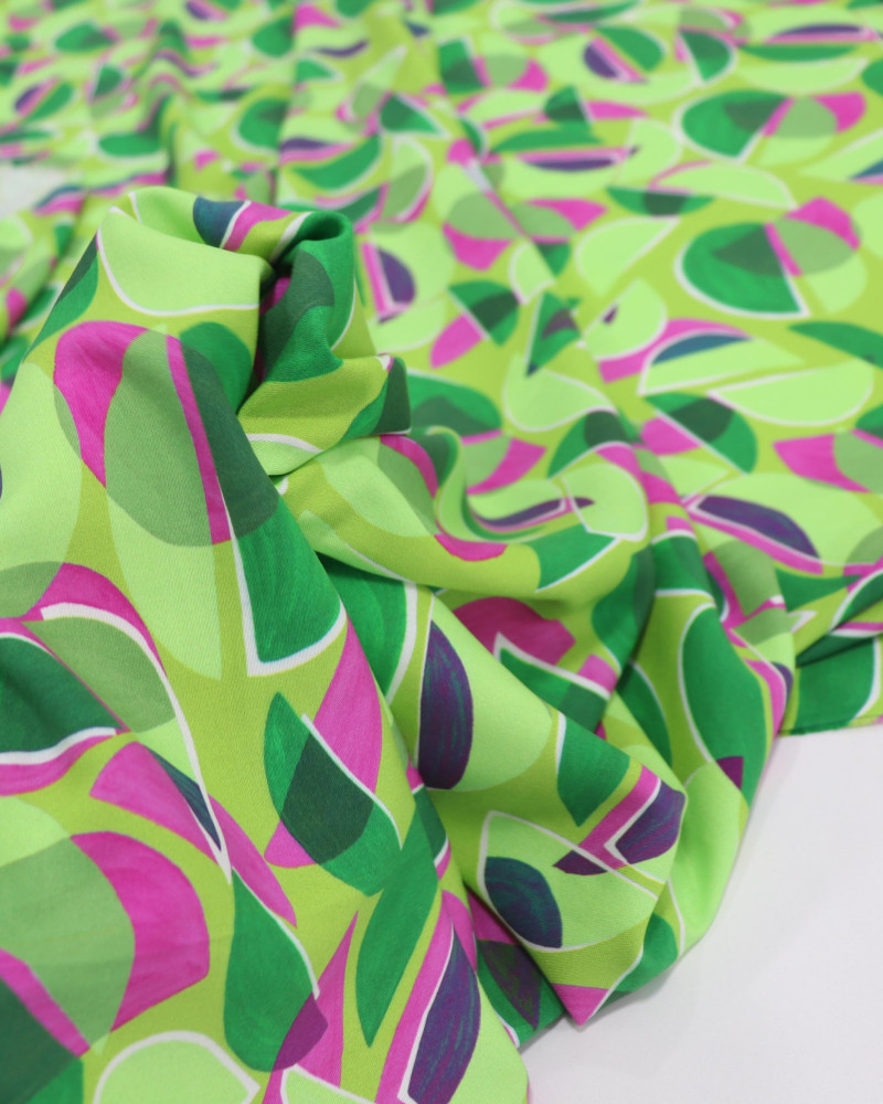 Tecido Viscose Italiano Semicírculos Sobreposto Rosa e Tons de Verde