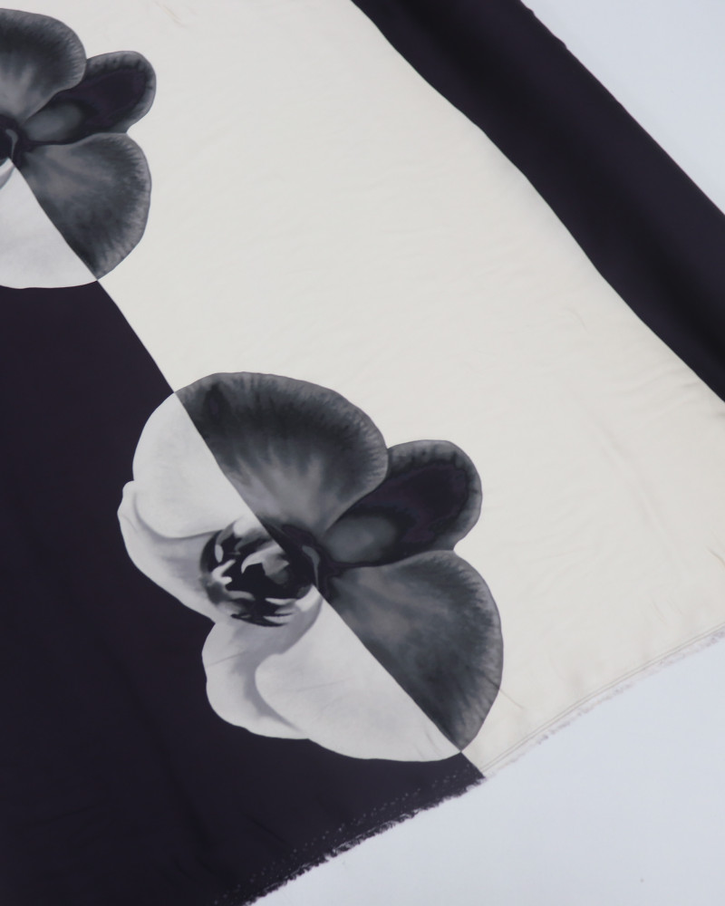 Tecido Viscose Acetinada Italiano Barrado Vertical e Macro Flores Violeta e Creme