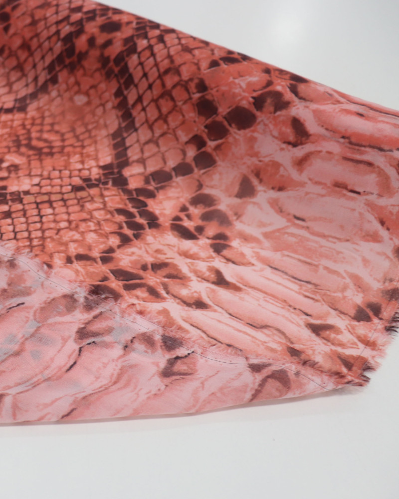 Tecido Crepe Chiffon Italiano Animal Print Escamas Tons de Vermelho