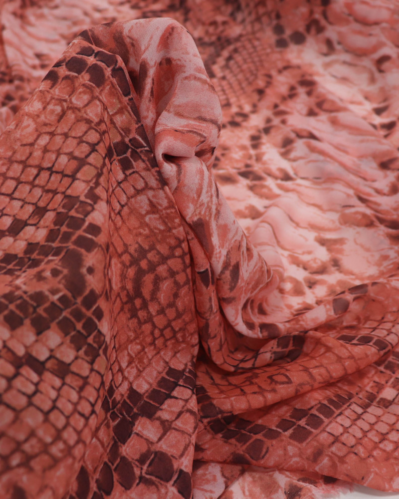 Tecido Crepe Chiffon Italiano Animal Print Escamas Tons de Vermelho