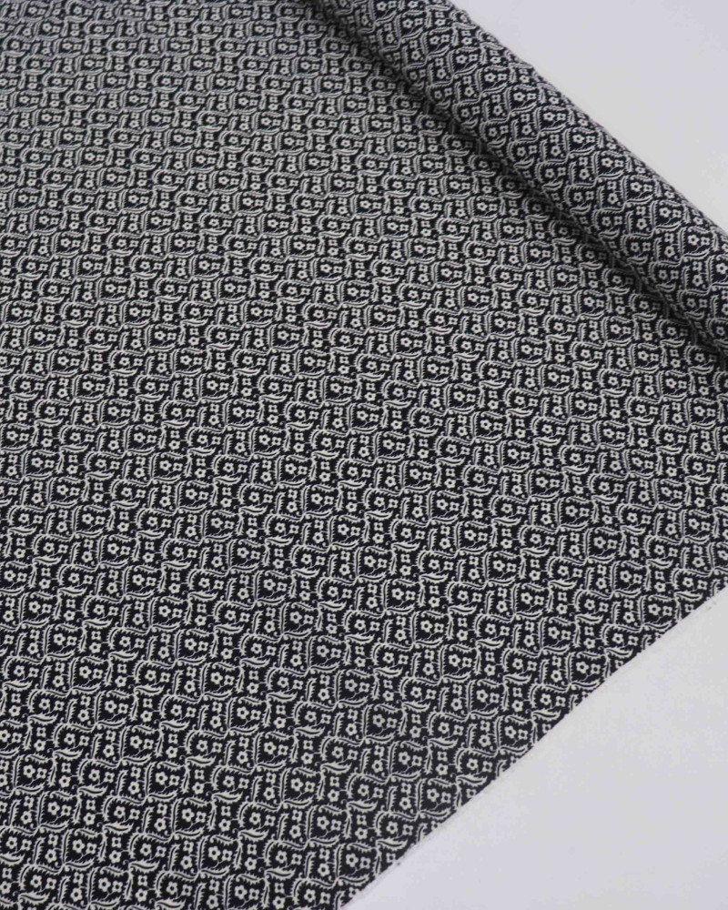Tecido Crepe de Viscose Italiano Flores entre Ramos Creme e Preto