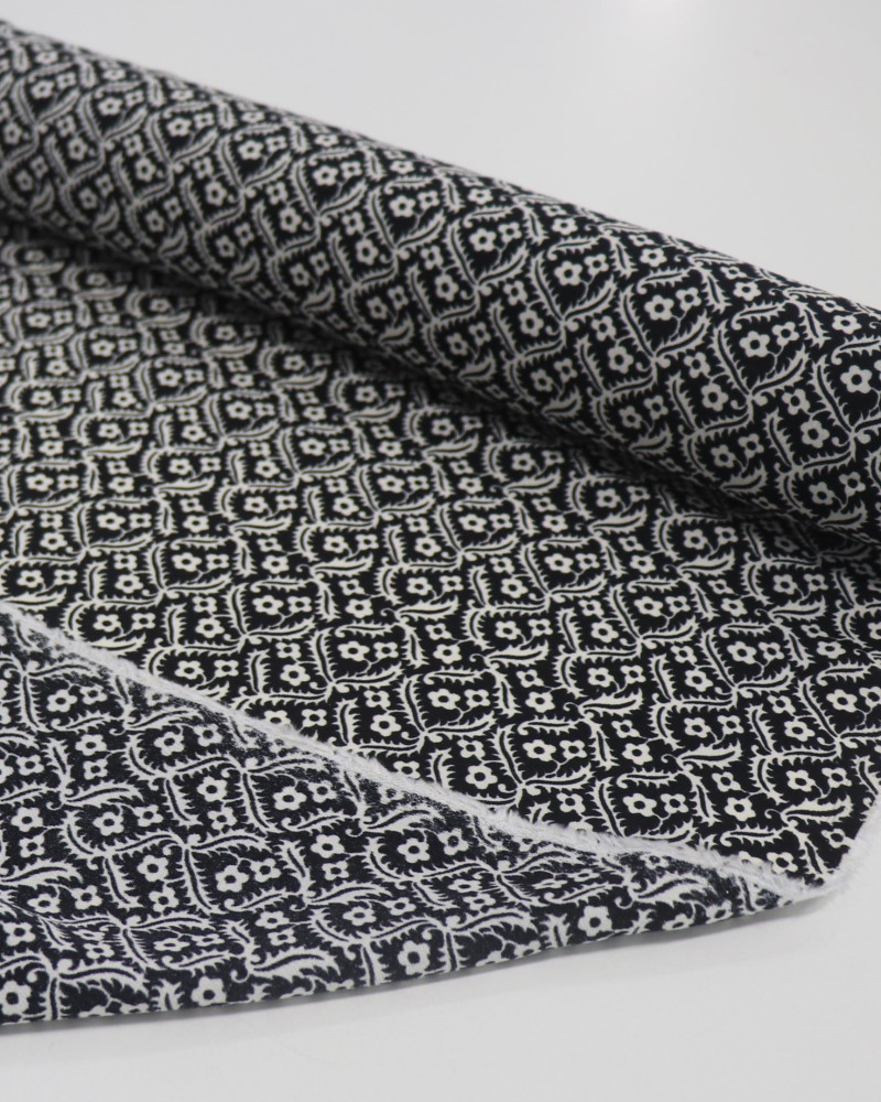 Tecido Crepe de Viscose Italiano Flores entre Ramos Creme e Preto