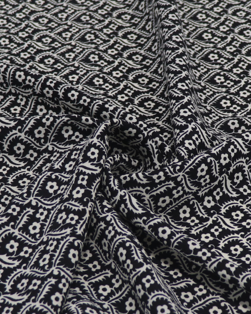 Tecido Crepe de Viscose Italiano Flores entre Ramos Creme e Preto