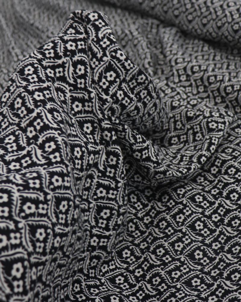 Tecido Crepe de Viscose Italiano Flores entre Ramos Creme e Preto