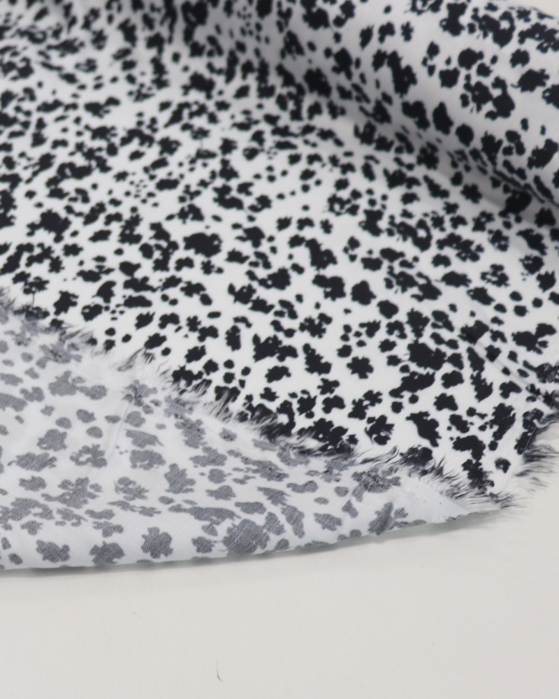 Tecido Viscose Acetinada Italiano Folhagens Abstratas P/B