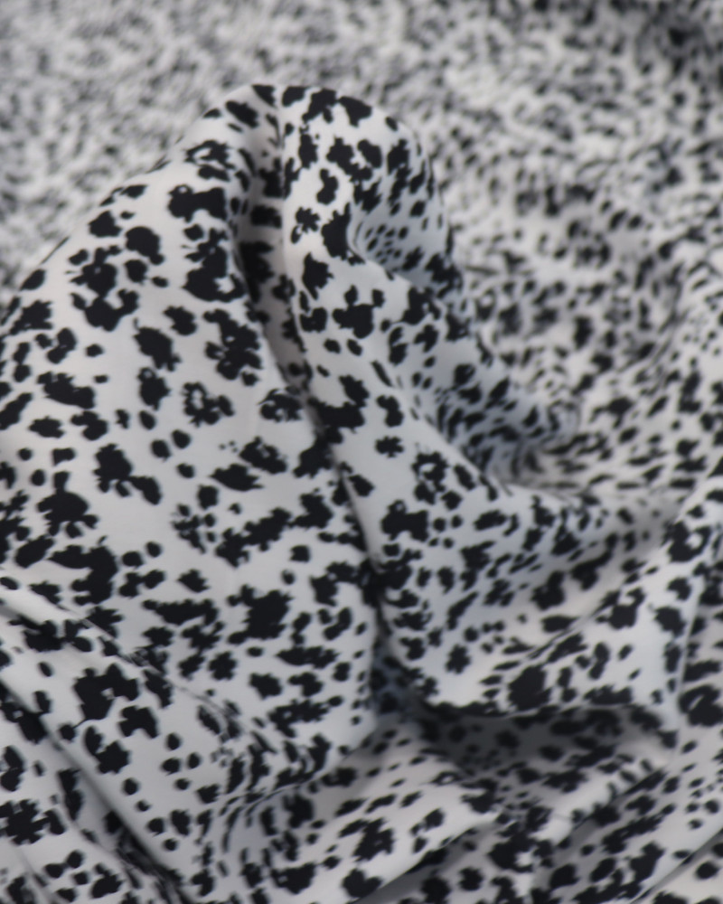 Tecido Viscose Acetinada Italiano Folhagens Abstratas P/B