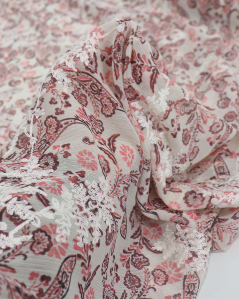 Tecido Crepe Chiffon Italiano Texturizado e Bordado Ramos em Cashmere Vermelho e Creme