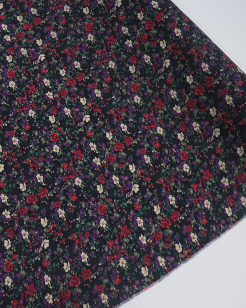 Tecido Viscose Italiano Tapete Floral Vermelho, Roxo e Preto
