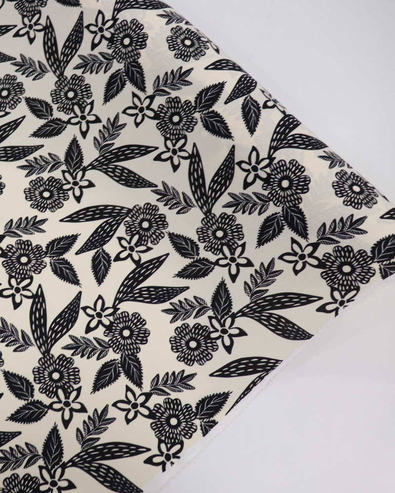 Tecido Crepe Koshibo Pintura Floral Pontilhada Preto e Creme