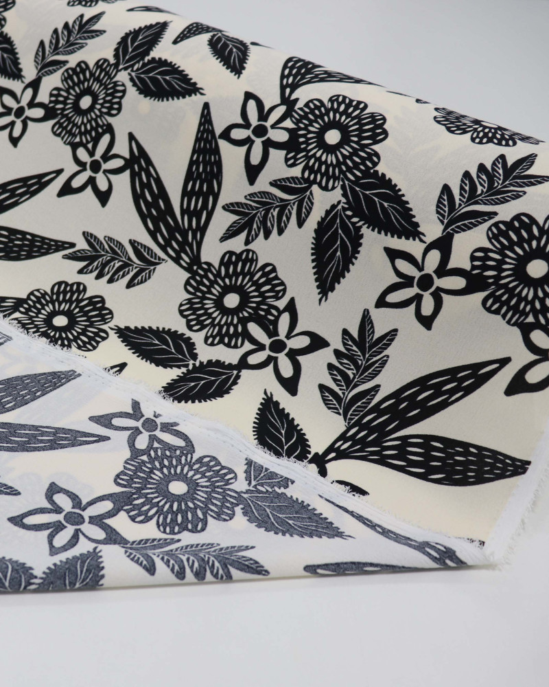 Tecido Crepe Koshibo Pintura Floral Pontilhada Preto e Creme