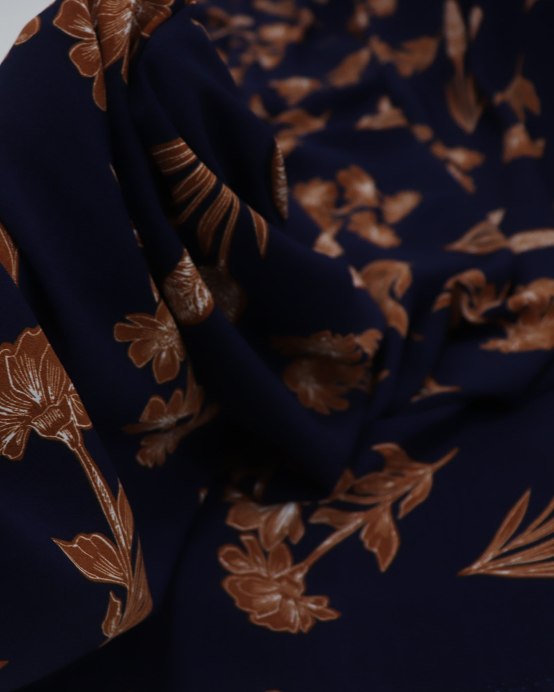 Tecido Crepe Koshibo Estampa Floral Marrom e Azul Marinho