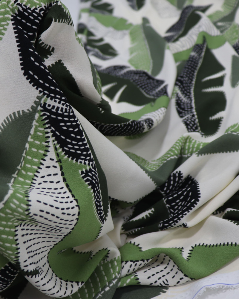 Tecido Crepe Koshibo Macro Folhas Pontilhadas Verde, Preto e Creme