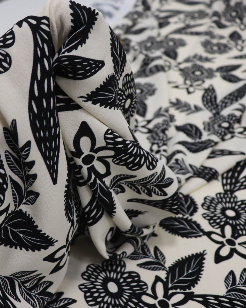 Tecido Crepe Koshibo Pintura Floral Pontilhada Preto e Creme