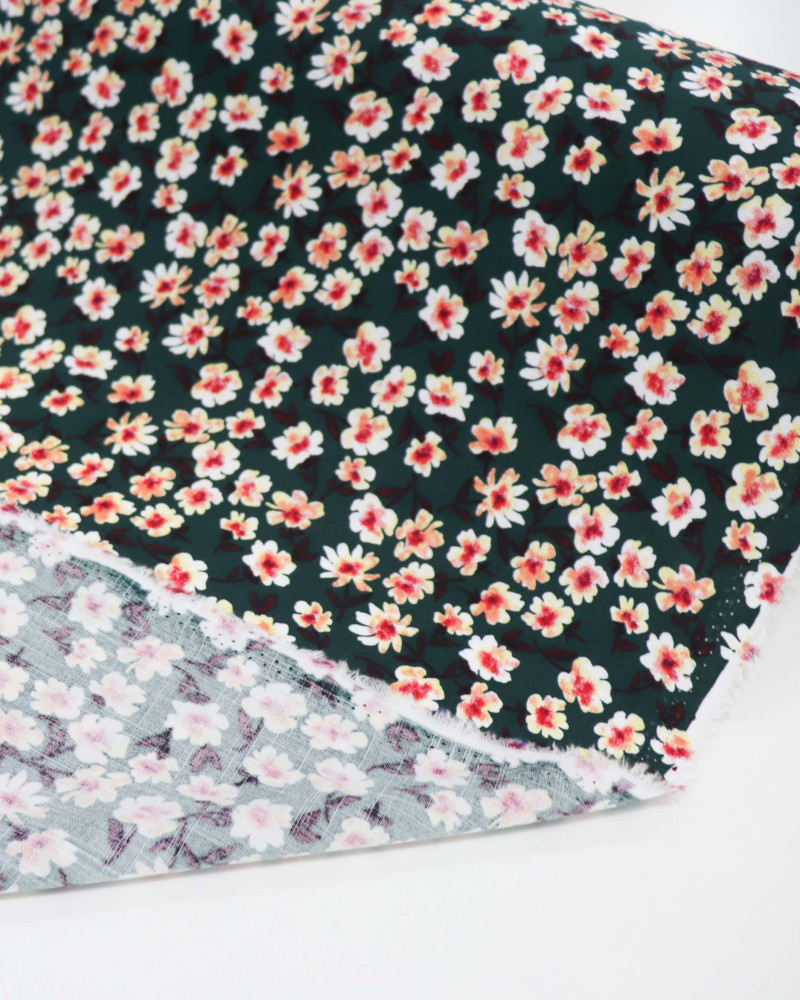 Tecido Viscose Texturizada Tapete Floral Salmão e Verde Esmeralda