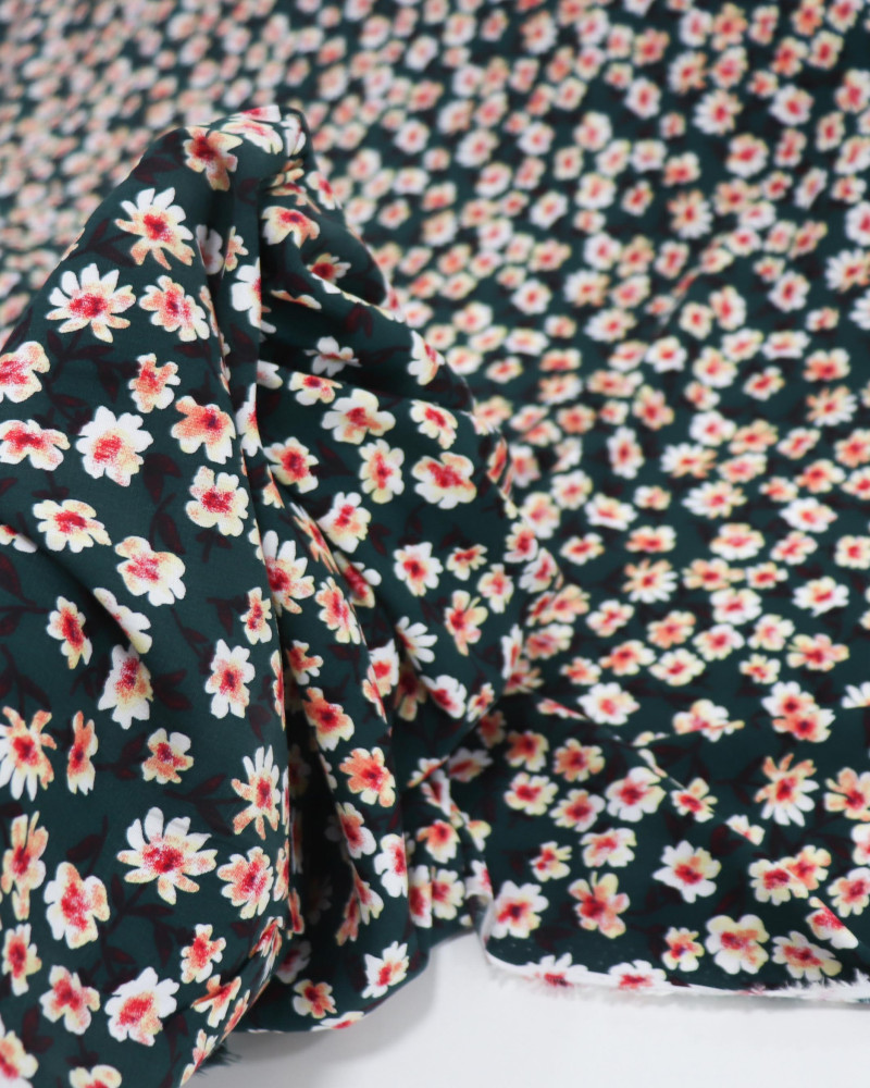 Tecido Viscose Texturizada Tapete Floral Salmão e Verde Esmeralda