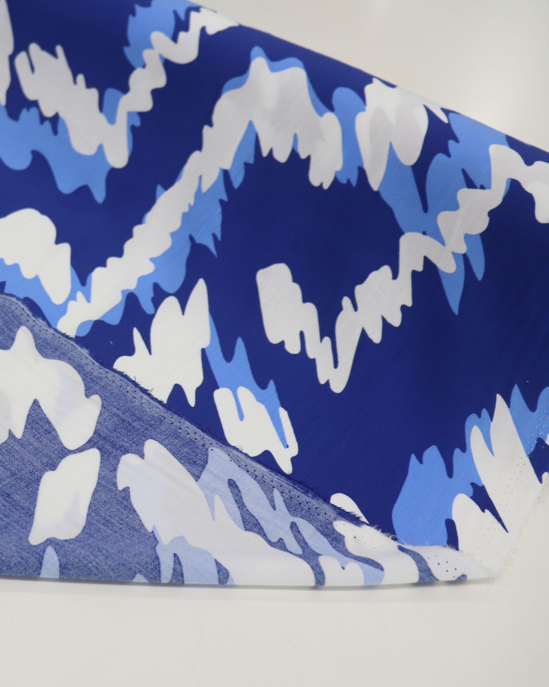 Tecido Viscose Estampa Abstrata Ondulado Sobreposto Branco e Azul