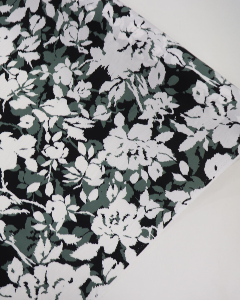 Tecido Viscose Macro Flores Branco, Verde e Preto
