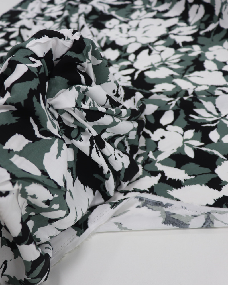 Tecido Viscose Macro Flores Branco, Verde e Preto