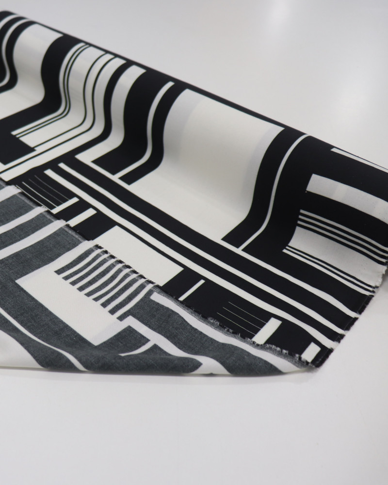 Tecido Viscose Italiano Macro Geométrico Preto e Branco