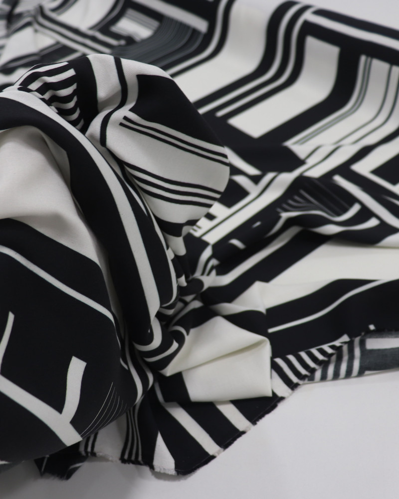 Tecido Viscose Italiano Macro Geométrico Preto e Branco