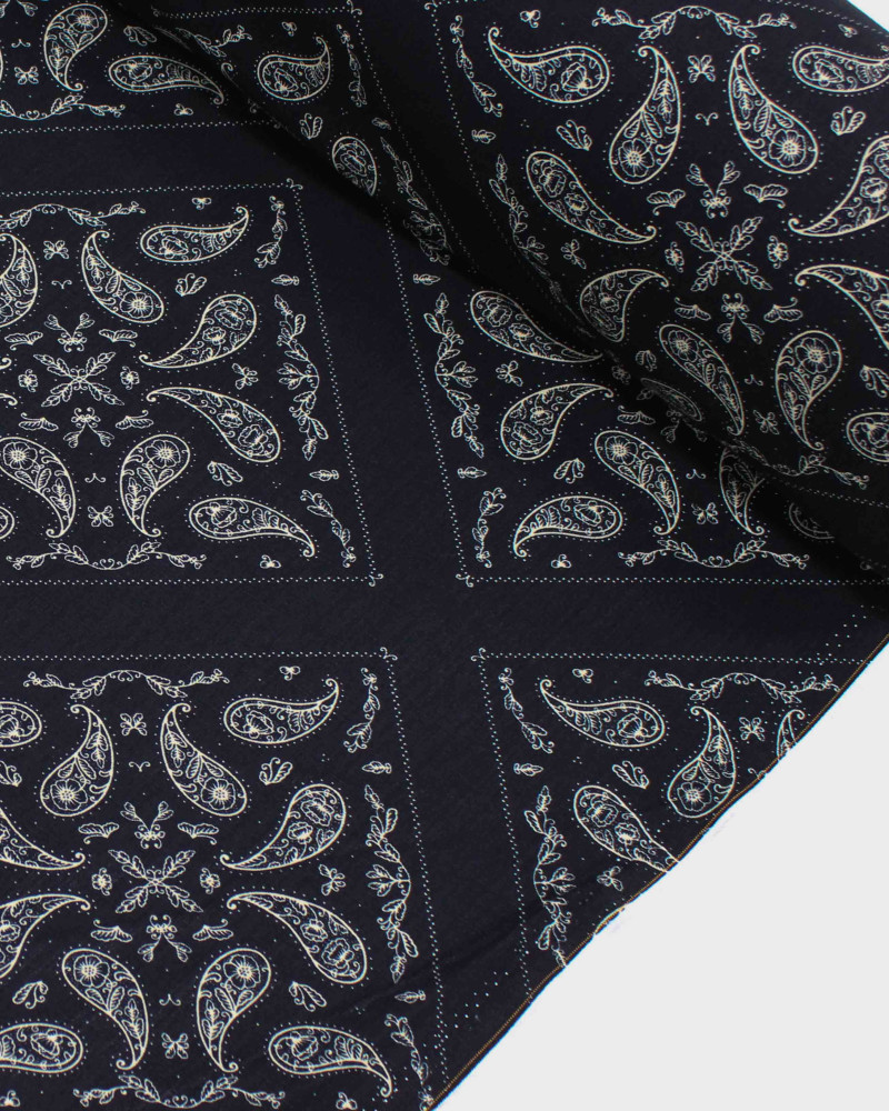 Tecido Viscose Texturizada Paisley Delicado em Recortes Bege e Preto