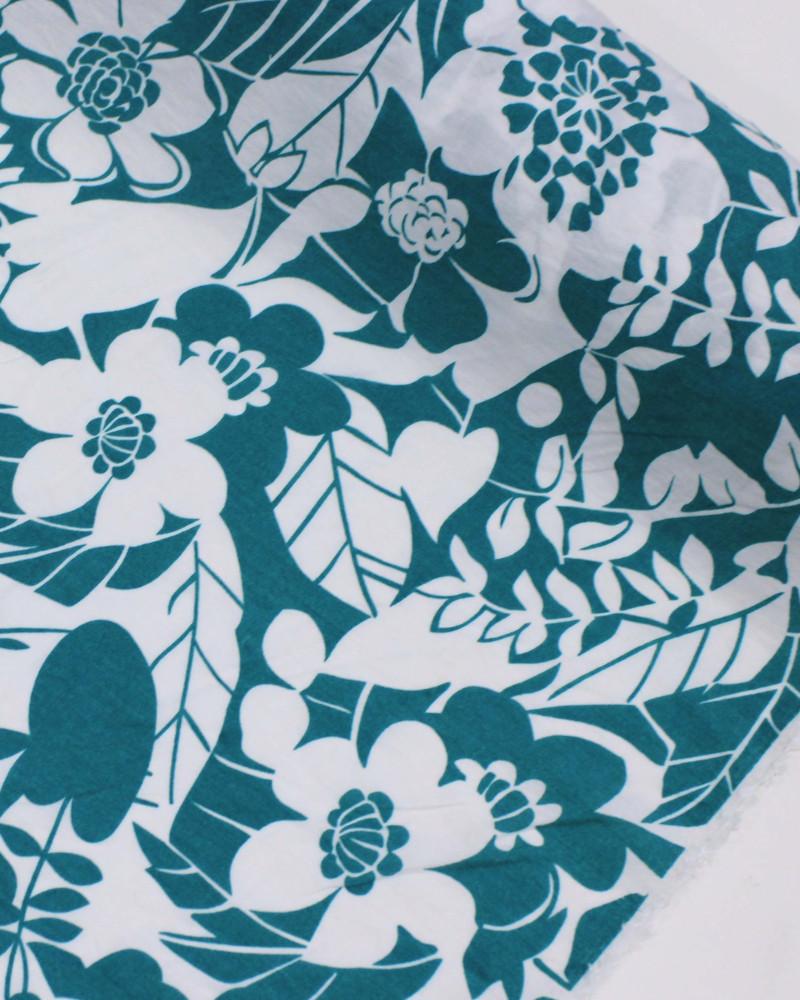 Tecido Viscose Mista com Poliamida Campo Floral Branco e Verde Água