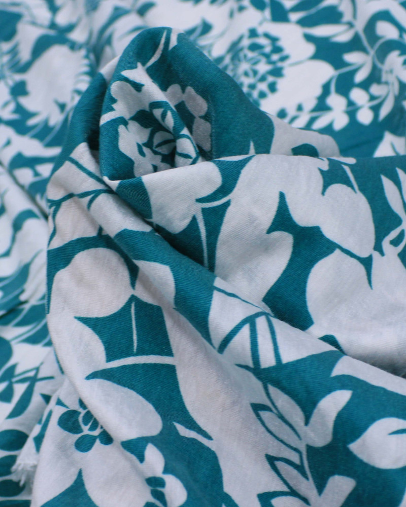 Tecido Viscose Mista com Poliamida Campo Floral Branco e Verde Água