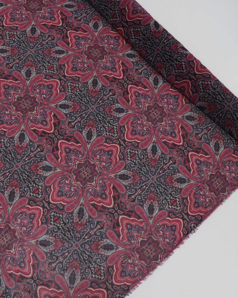 Tecido Crepe Chiffon Italiano Cashmere e Arabesco Pitaia e Preto