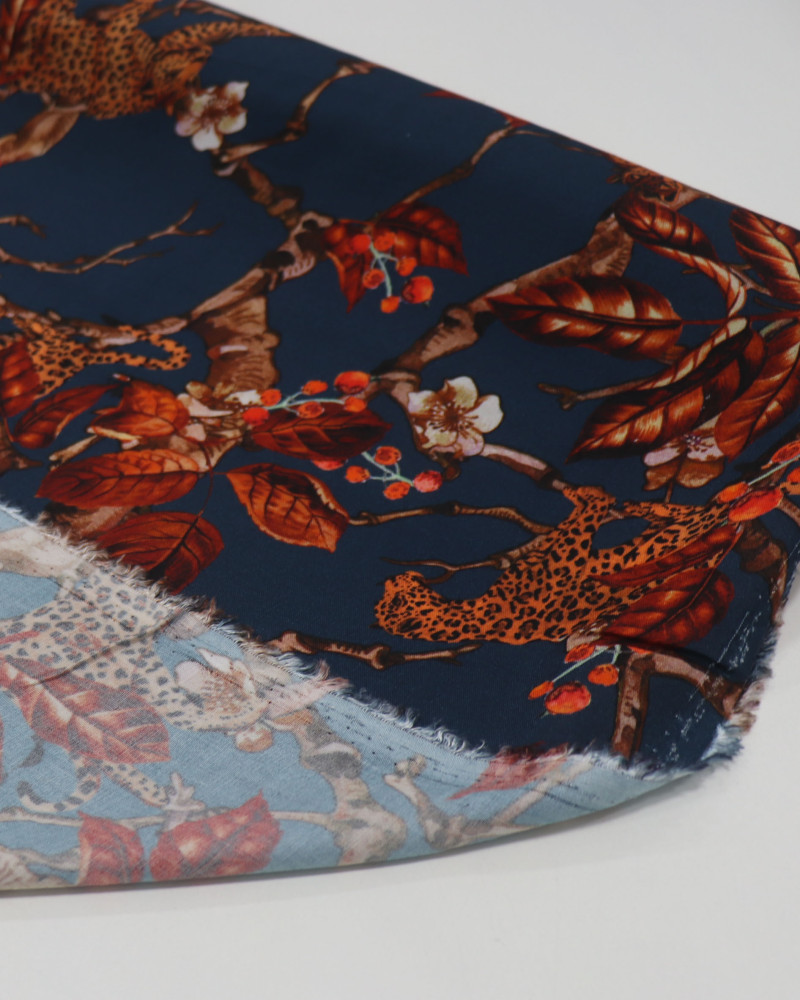 Tecido Viscose Italiano Estampada Selvagem Laranja e Azul Petróleo