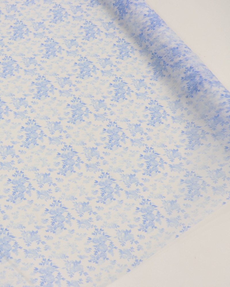 Tecido Crepe Chiffon Italiano Texturizado Ramos Florais Tons de Azul e Branco