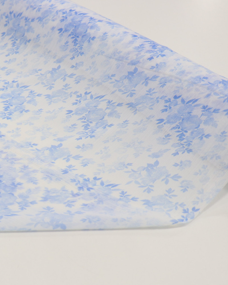 Tecido Crepe Chiffon Italiano Texturizado Ramos Florais Tons de Azul e Branco