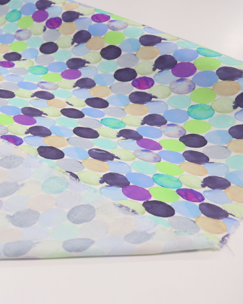 Tecido Viscose Italiano Poá em Aquarela Colorido e Tons de Azul