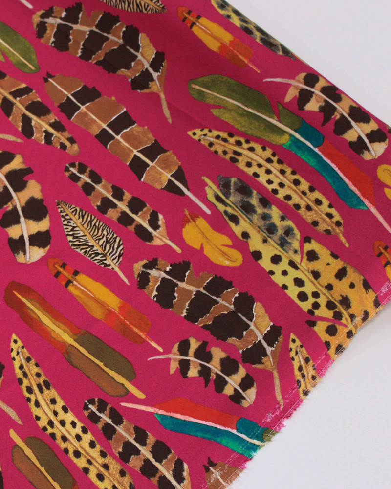 Tecido Viscose Sarjada Premium Penas Estampadas Colorido e Rosa Pink