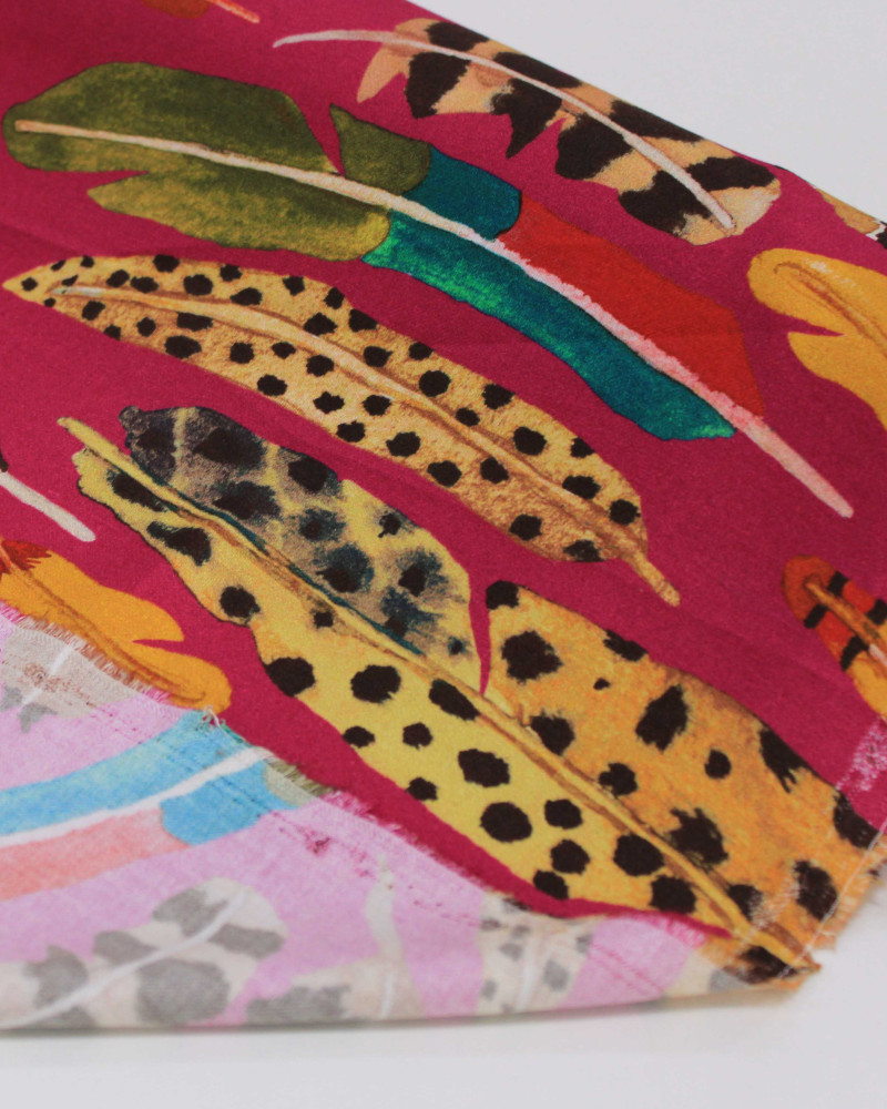 Tecido Viscose Sarjada Premium Penas Estampadas Colorido e Rosa Pink