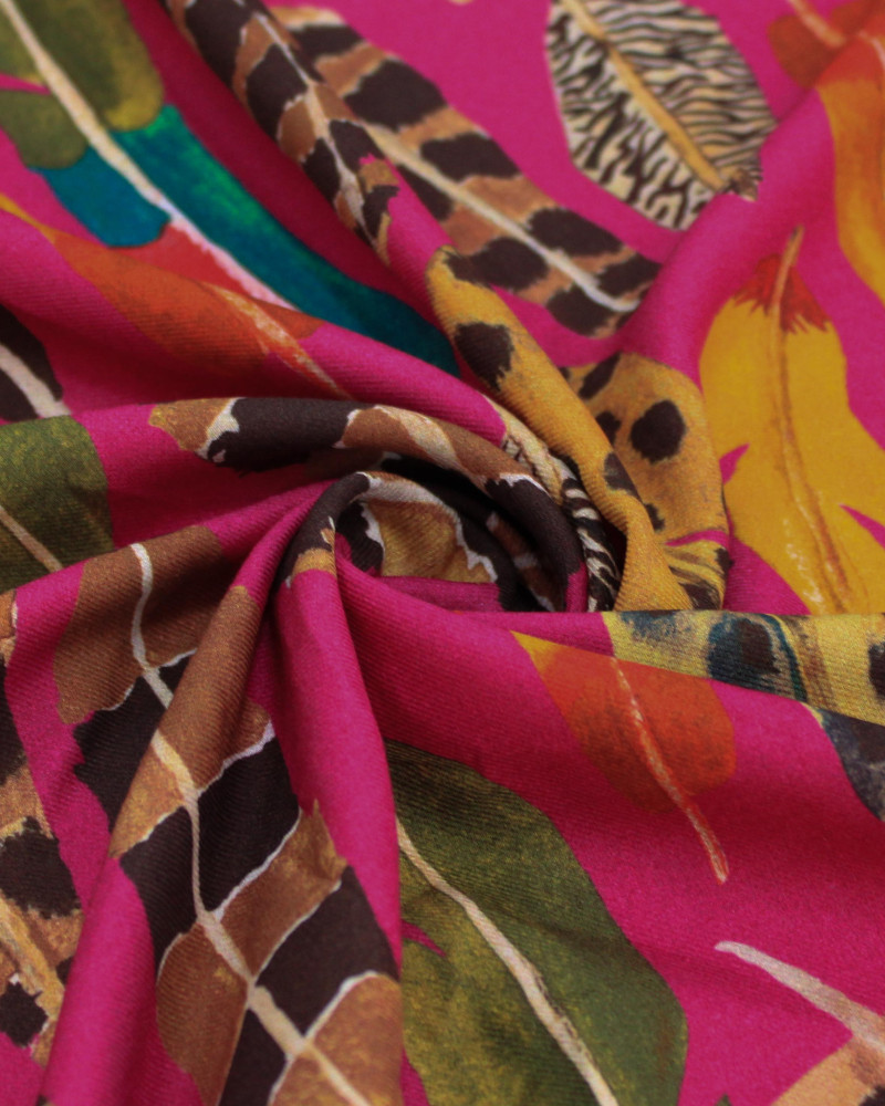 Tecido Viscose Sarjada Premium Penas Estampadas Colorido e Rosa Pink