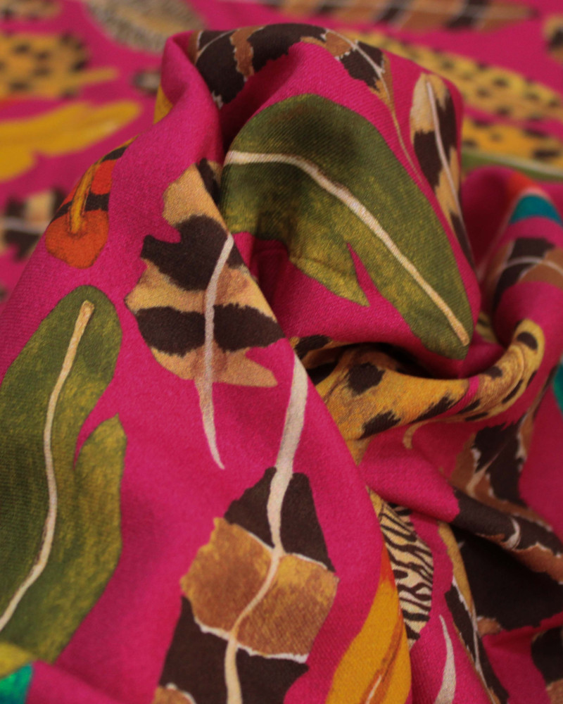 Tecido Viscose Sarjada Premium Penas Estampadas Colorido e Rosa Pink