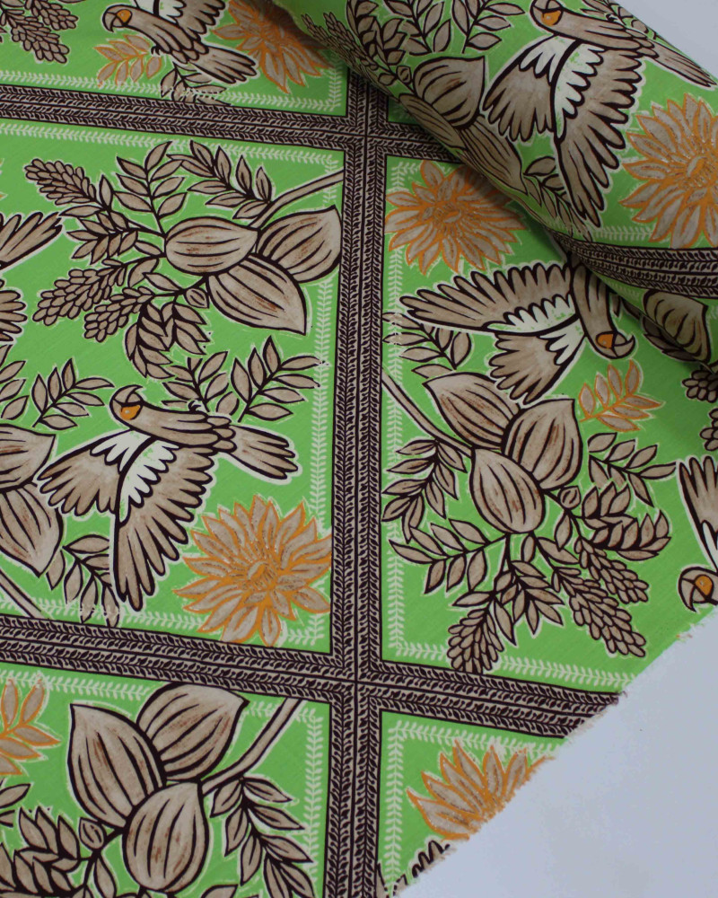 Tecido Viscose Texturizada Ramos e Pássaros em Recortes Tons de marrom, Laranja e Verde