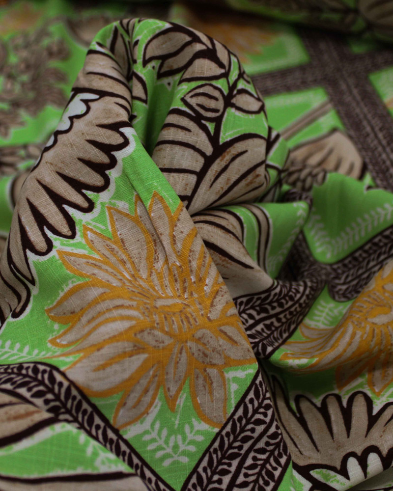 Tecido Viscose Texturizada Ramos e Pássaros em Recortes Tons de marrom, Laranja e Verde