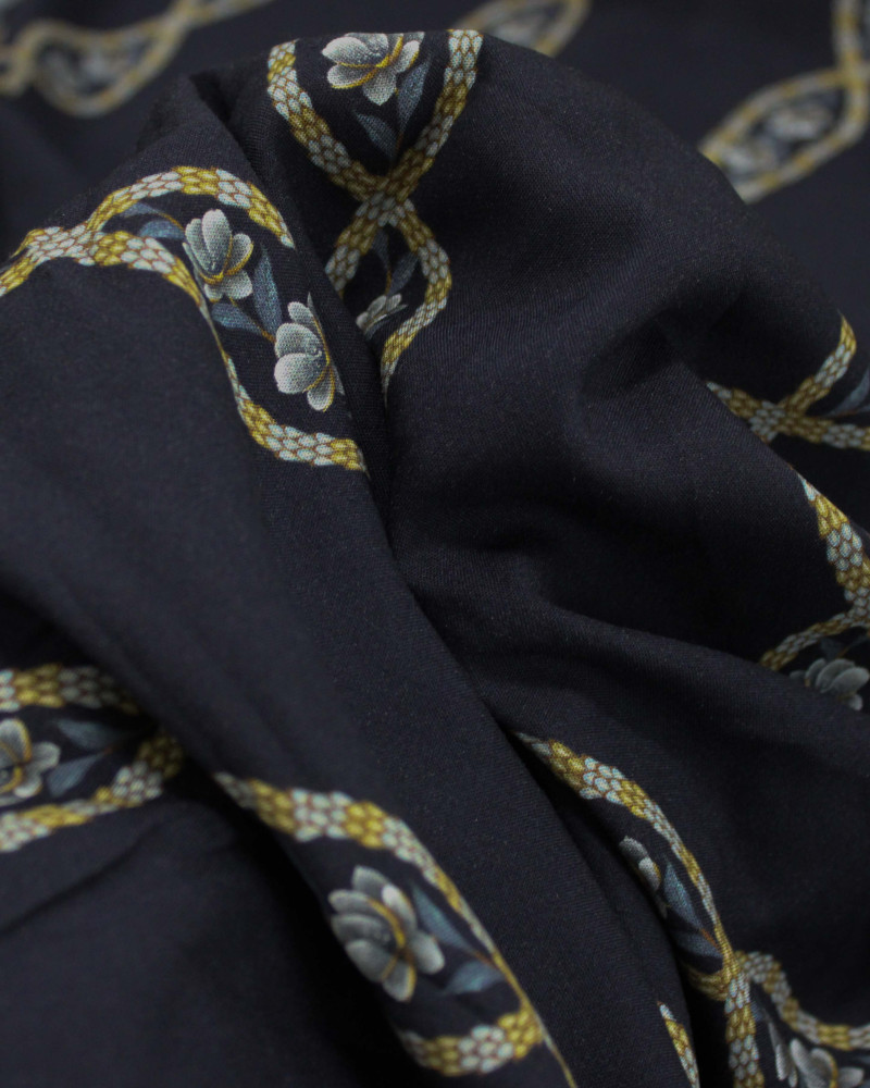 Tecido Viscose Premium Listras Florais Trançadas Amarelo, Tons de Cinza e Preto