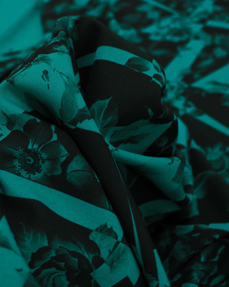 Tecido Micro Fibra Alfaiataria Flores em Recortes Irregulares Preto e Verde