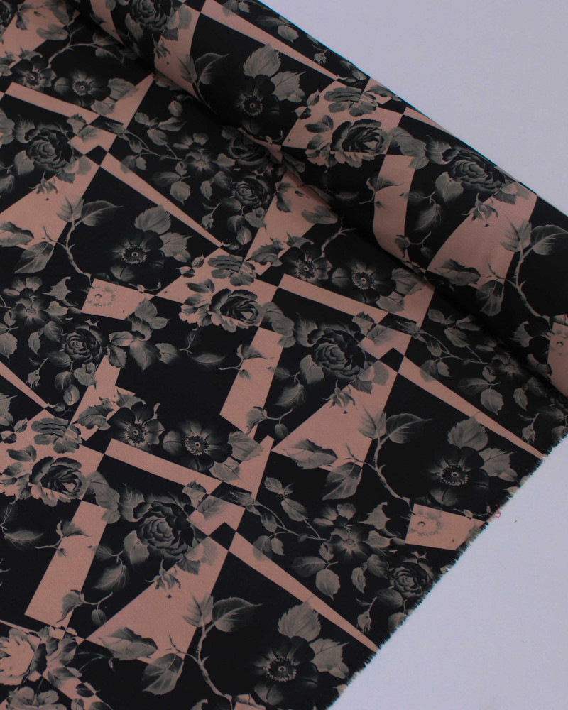 Tecido Micro Fibra Alfaiataria Flores em Recortes Irregulares Preto e Rosa Chá