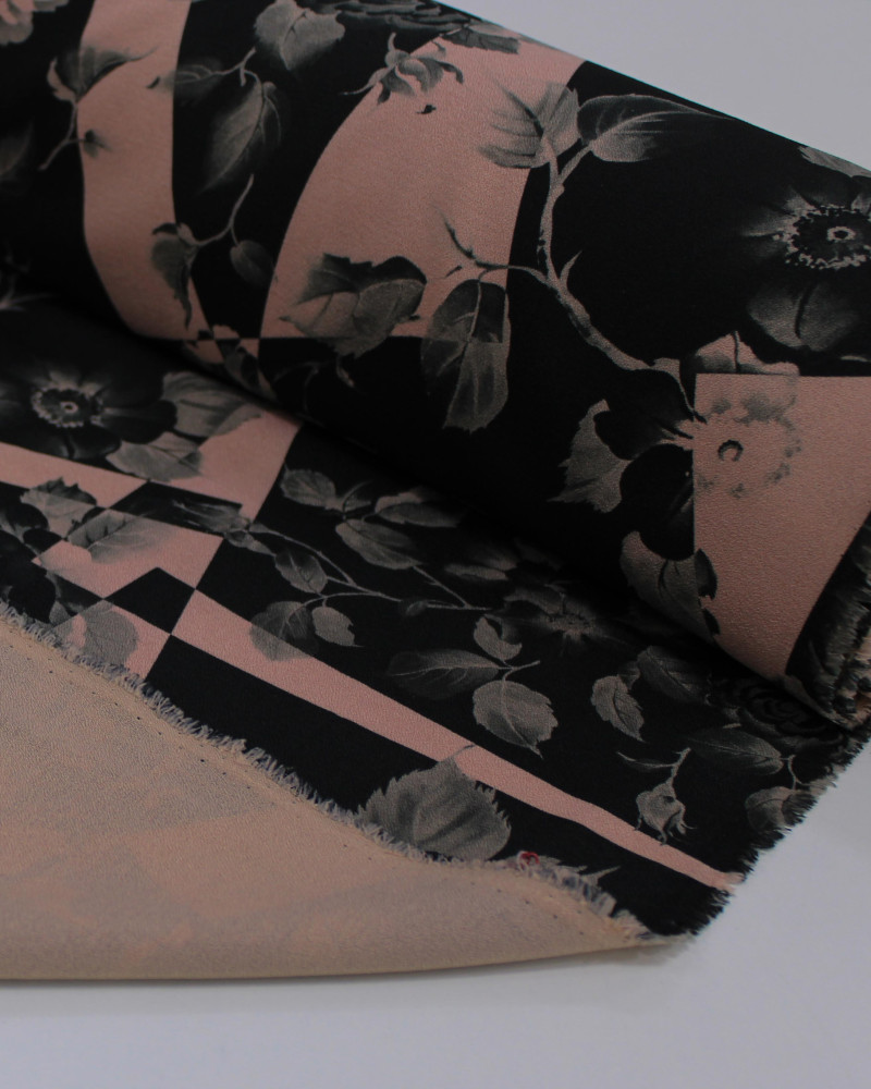 Tecido Micro Fibra Alfaiataria Flores em Recortes Irregulares Preto e Rosa Chá