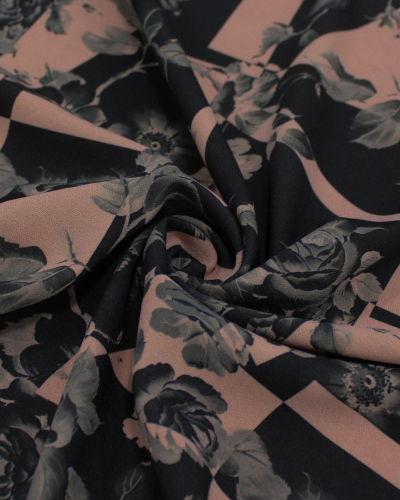 Tecido Micro Fibra Alfaiataria Flores em Recortes Irregulares Preto e Rosa Chá