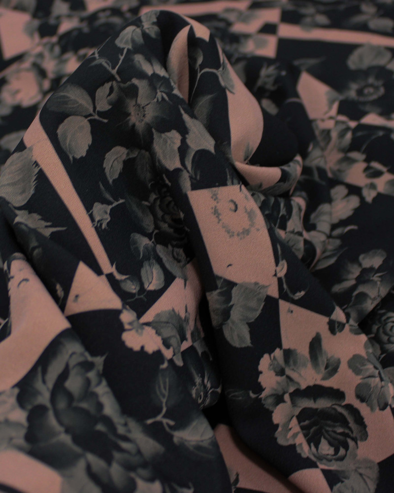 Tecido Micro Fibra Alfaiataria Flores em Recortes Irregulares Preto e Rosa Chá