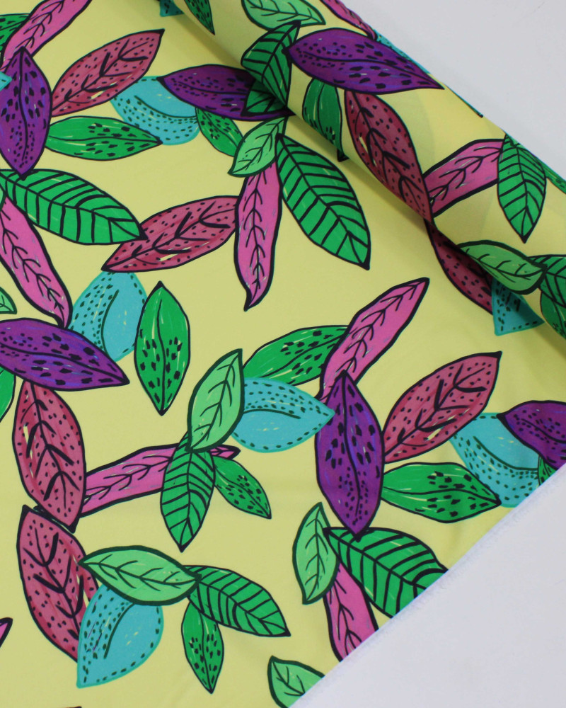 Tecido Crepe Silk Folhas Coloridas e Amarelo Manteiga