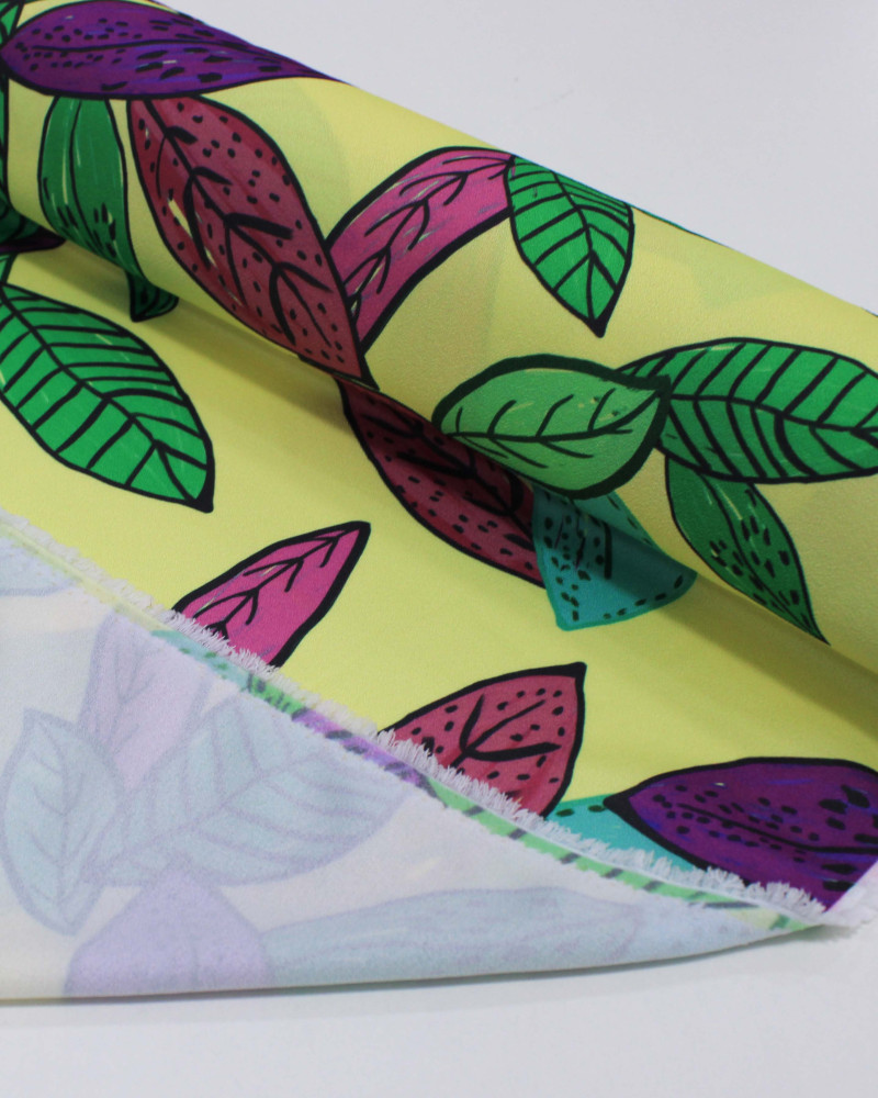Tecido Crepe Silk Folhas Coloridas e Amarelo Manteiga