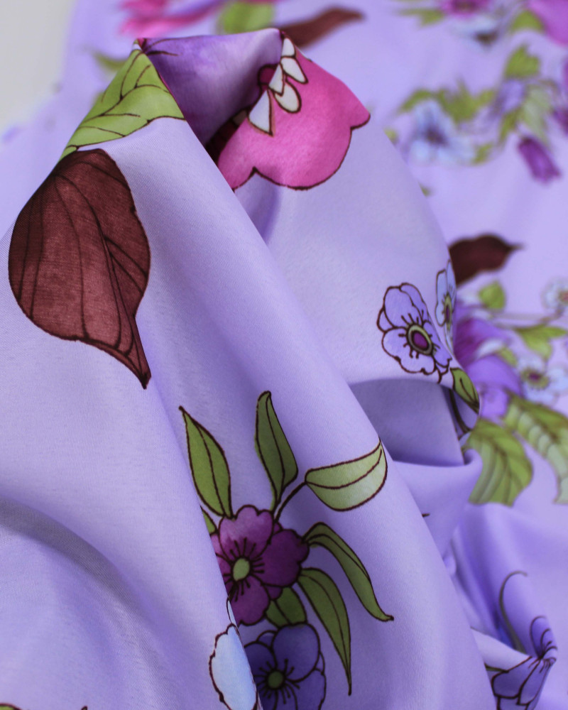 Tecido Crepe Silk Ramos Florais Colorido e Lilás