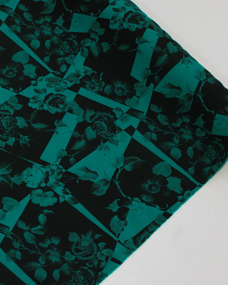 Tecido Micro Fibra Alfaiataria Flores em Recortes Irregulares Preto e Verde